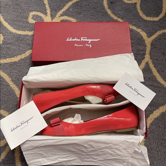 Salvatore Ferragamo Varina flat shoes Like New - Picture 10 of 10